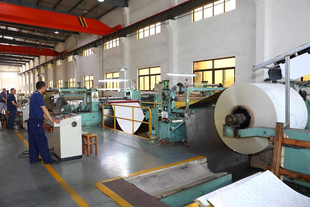 The coating of heat preservation aluminum coil coating is the core part of the production line.